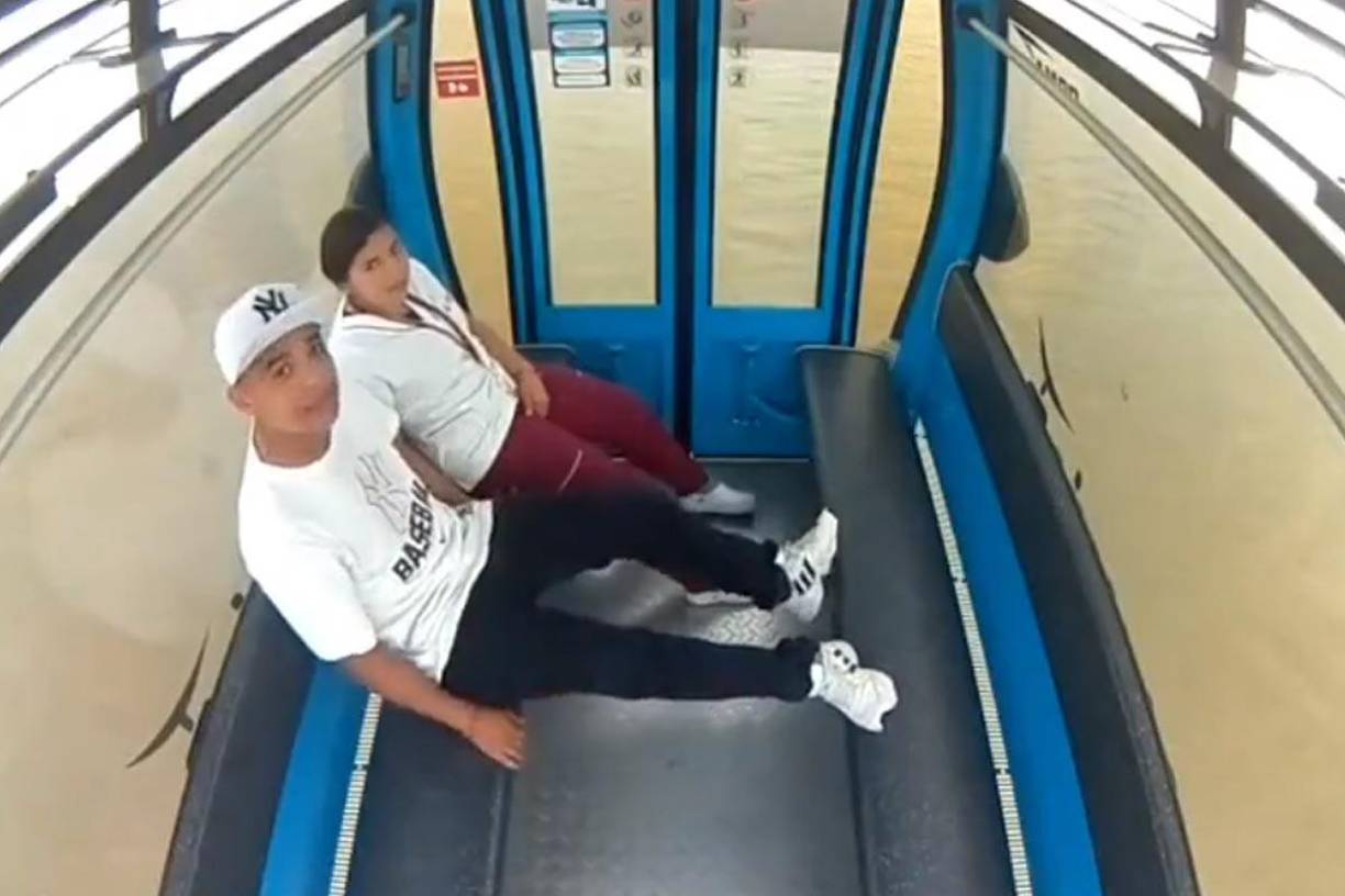 La pareja se encontraba en una de las cabinas cuando escucharon. “Señores usuarios de la cabina 117, les recuerdo que están siendo monitoreados por las cámaras de seguridad, en la siguiente estación serán desembarcados por personal de seguridad”, dijo un funcionario por los altavoces.