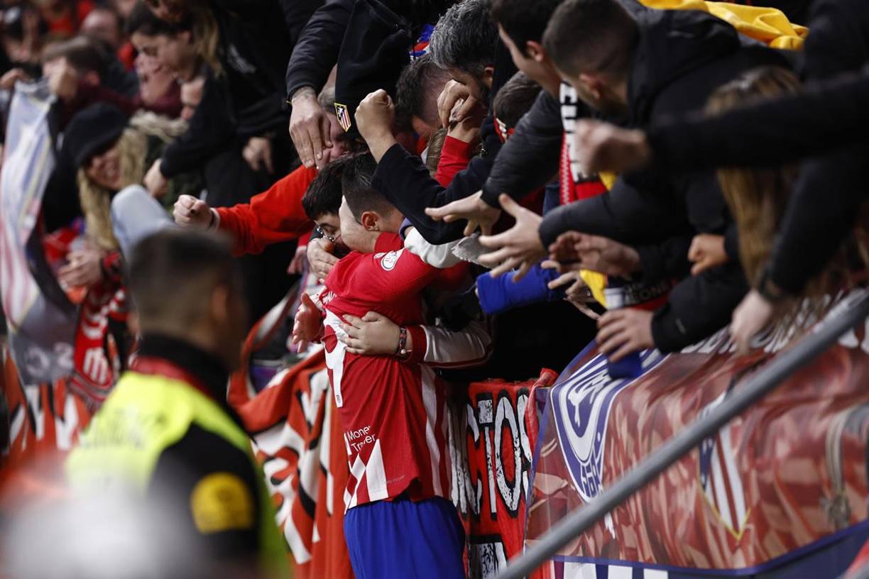 Álvaro Morata se abrazó con los aficionados del Atlético de Madrid tras su gol.
