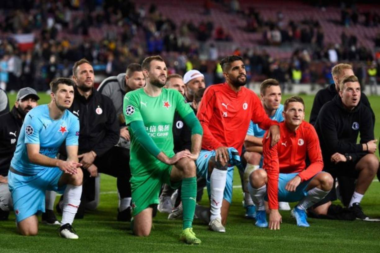 Luego de haber conseguido un punto en el Camp Nou, la plantilla del Slavia Praga disfrutó a lo grande en el Camp Nou y hasta se quedaron por unos minutos en el césped.