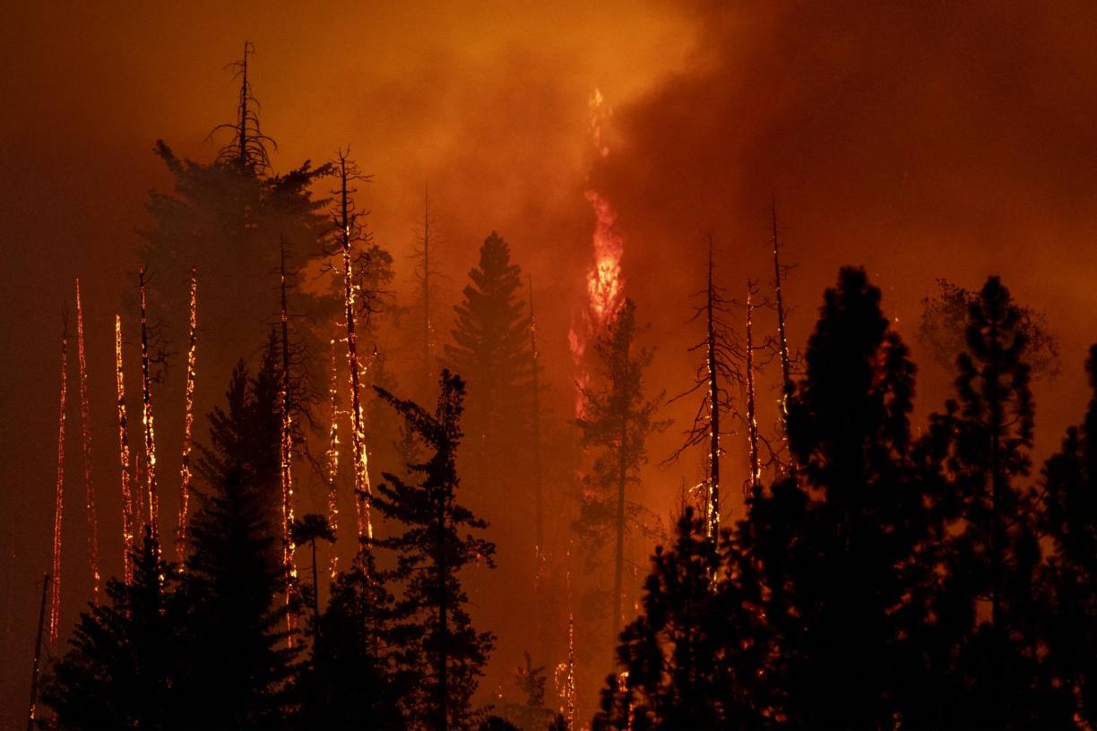 Más de 2,000 bomberos, apoyados por 17 helicópteros, fueron desplegados contra el incendio Oak, que se declaró el viernes en California, cerca del Parque Nacional de Yosemite, informó el Servicio de Protección Forestal de California (CAL FIRE).