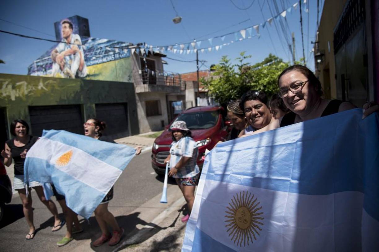 Los vecinos son conscientes que no deben molestar a Lionel Messi aunque reconocen que les gustaría compartir con el crack argentino: “En el chat de Whatsaap dicen ‘vamos a dejarlo descansar’”, reveló un agente de seguridad.