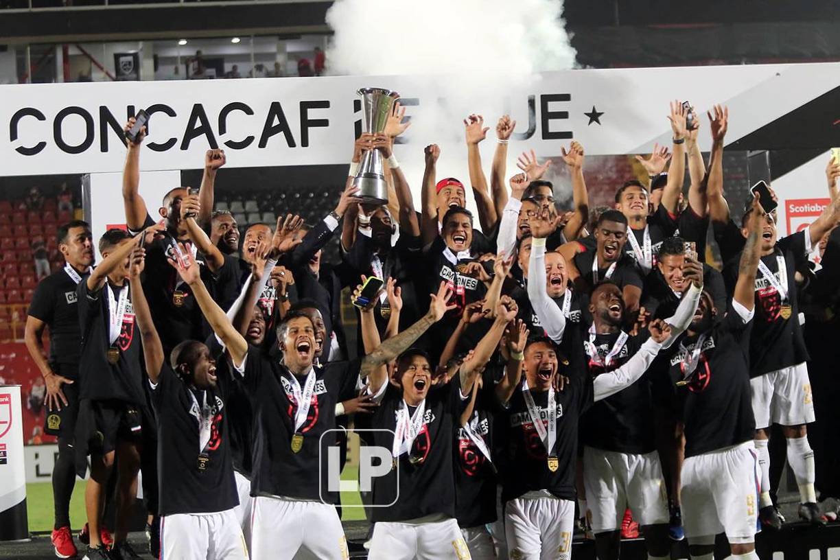 La celebración de los jugadores del Olimpia con el trofeo de campeones de la Liga Concacaf 2022.