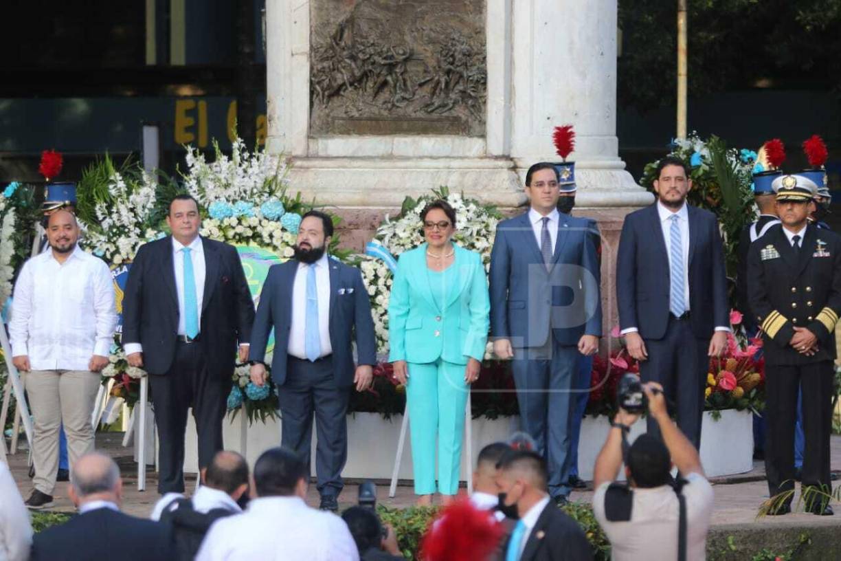 La presidenta de la República, Xiomara Castro, inauguró las celebraciones del Día de la Independencia con diversos actos como la izada de la Bandera Nacional en el Parque Central de Tegucigalpa. 
