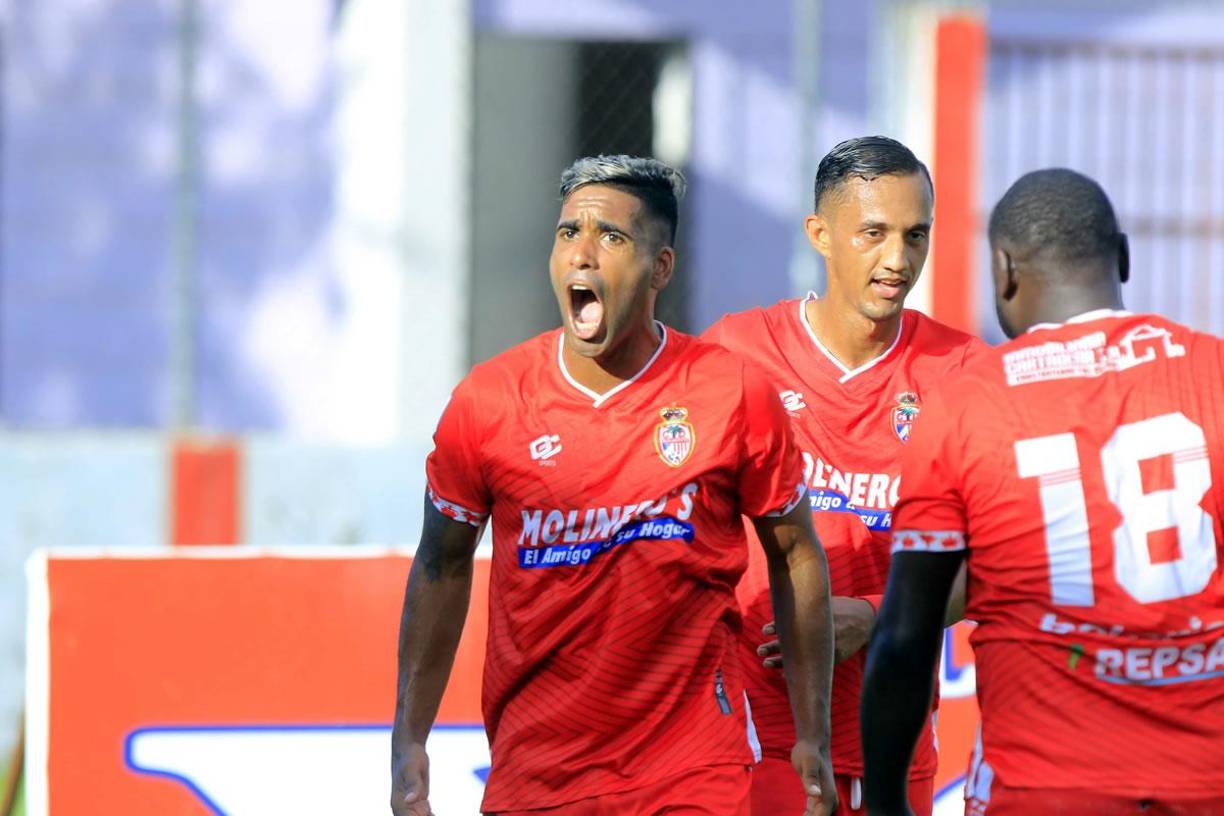 El uruguayo Álvaro Torres gritando su primer gol con la Real Sociedad para abrir el marcador ante el Honduras Progreso.