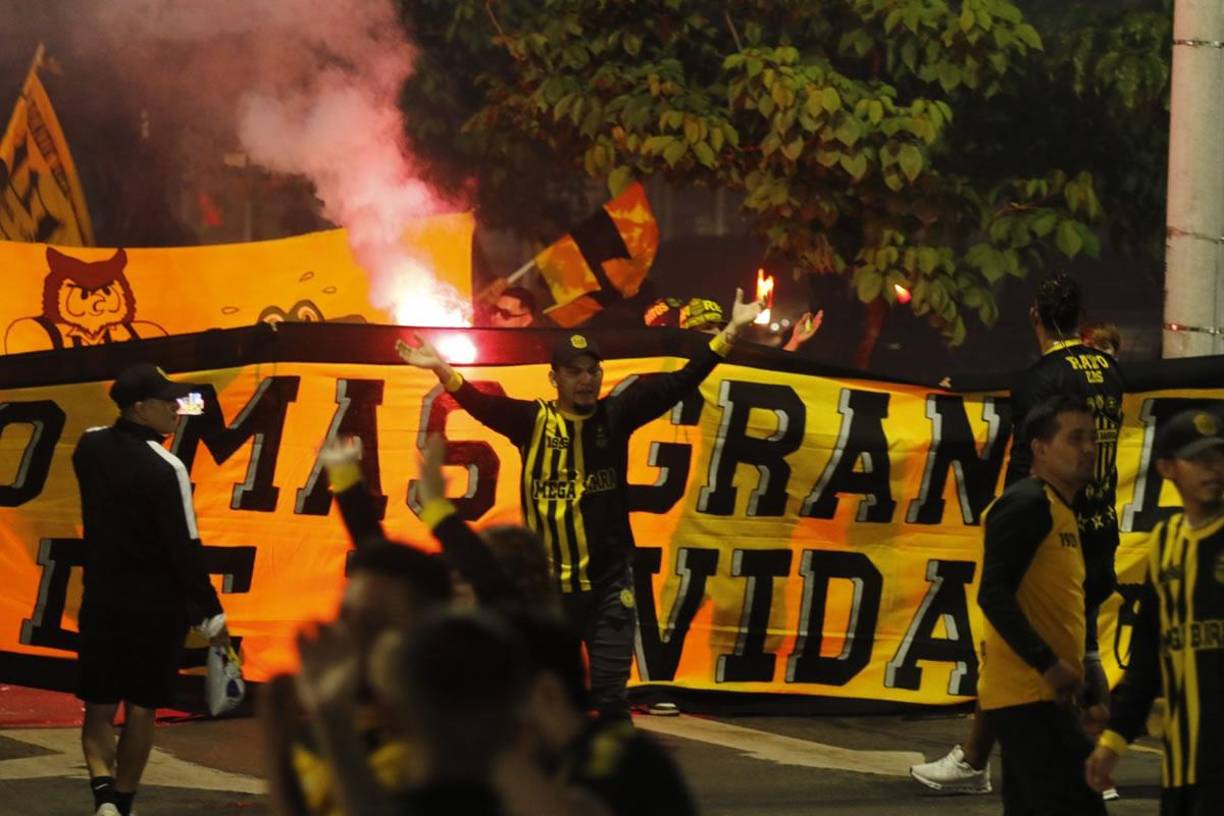 Los hinchas del Real España armaron la fiesta afuera del estadio en la previa del derbi sampedrano.