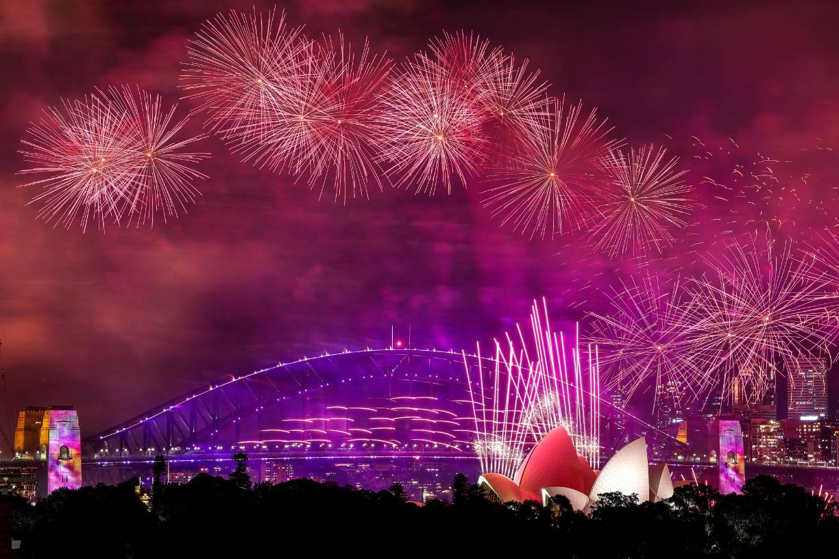 Multitudes jubilosas se congregaron hoy en Australia y Nueva Zelanda para dar la bienvenida al 2024 con un espectáculo de Fuegos Artificiales. 