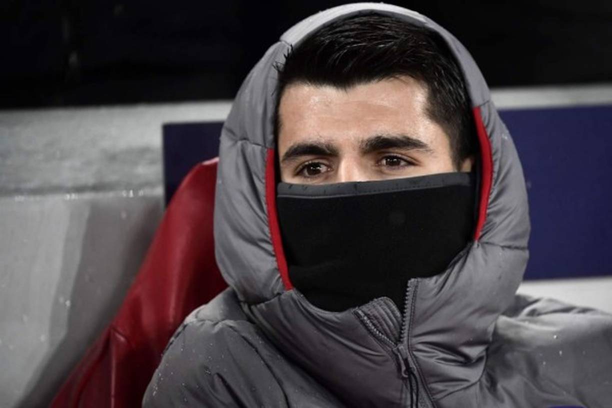 Álvaro Morata estaba así en el banco de suplentes esperando su oportunidad de entrar.