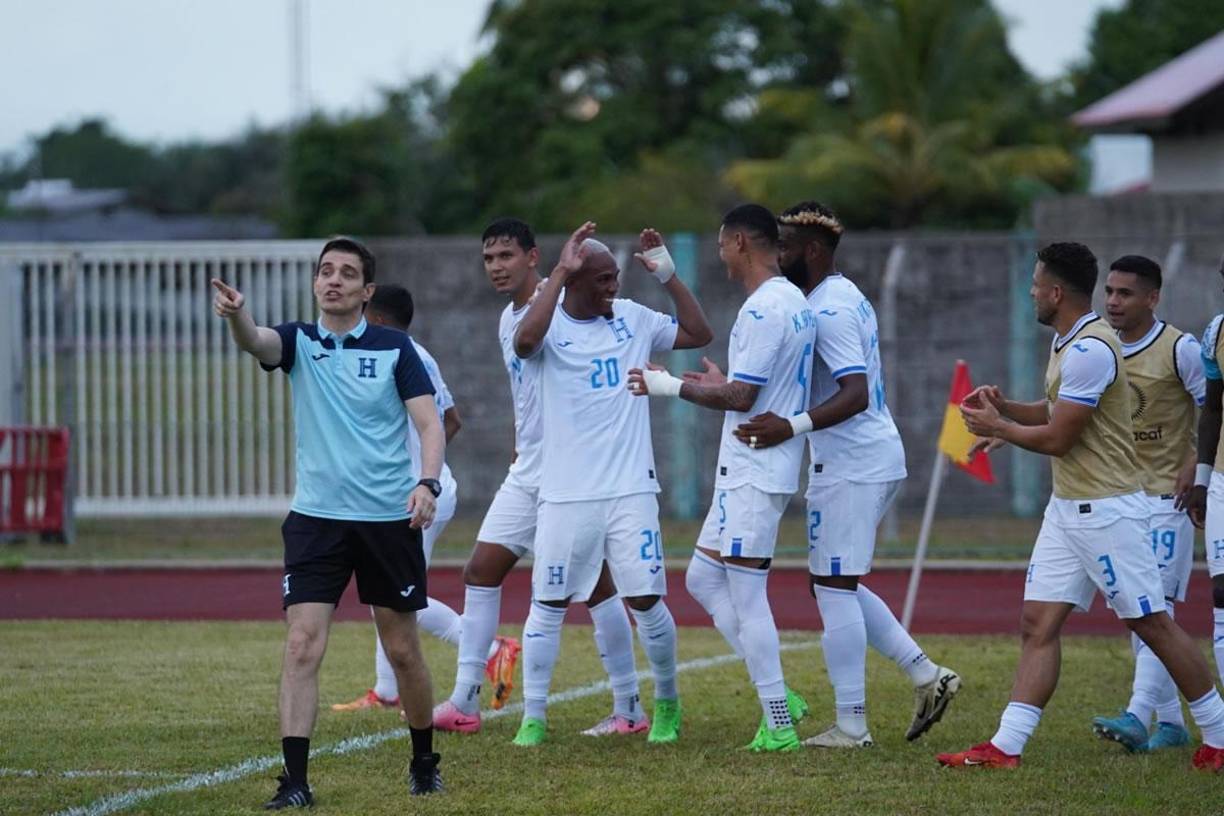 Deiby Flores sonriendo festeja su gol que devolvió la ventaja a Honduras 1-2 contra Guayana Francesa.