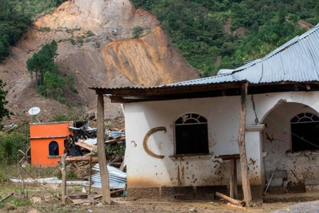 El acceso al pequeño poblado, ubicado específicamente en el municipio de San Cristóbal Verapaz, es complicado debido a las condiciones del terreno por las lluvias y hasta la última actualización del Ejército guatemalteco alrededor de 100 personas habían podido ingresar al lugar para las labores de rescate.