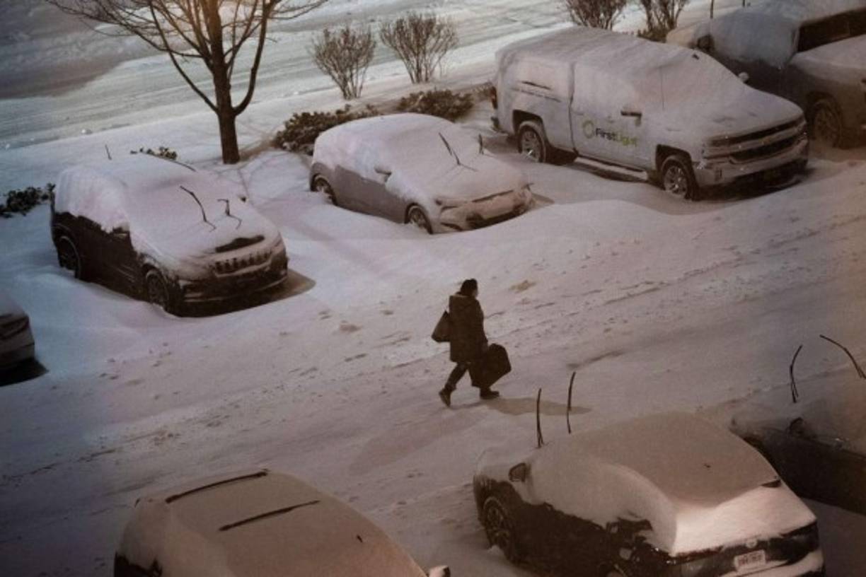 Cientos de escuelas anunciaron que cerrarían y retomarían la enseñanza en línea que predominó en la pandemia.