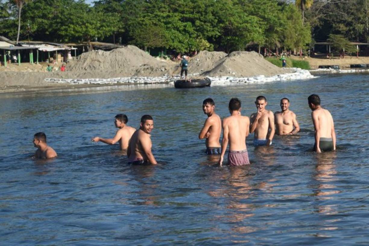 El gobierno mexicano intentaba este martes dialogar con una nueva caravana de centroamericanos para que desistan de ingresar de manera irregular y en cambio se acojan a programas de refugio y empleo temporal en el sur del país.<br/>