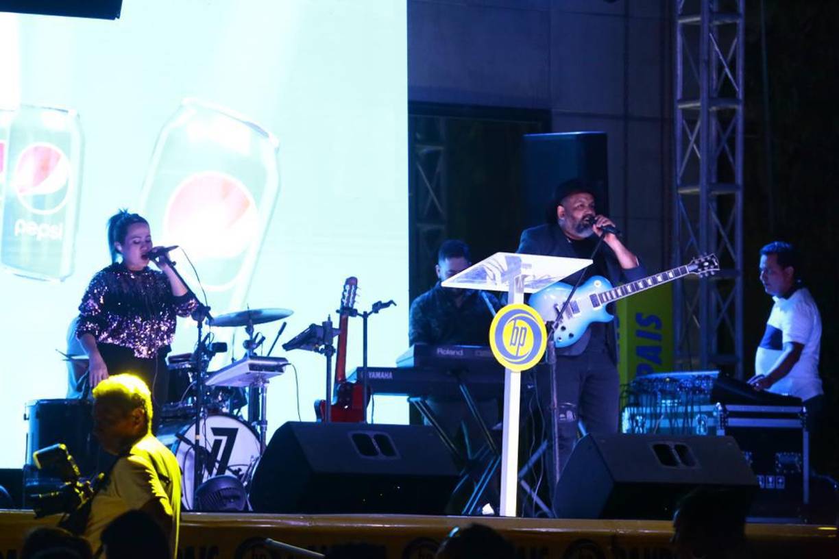 Mientras estaba el show de luces el cantante nacional Jorge Torres comenzó a cantar.
