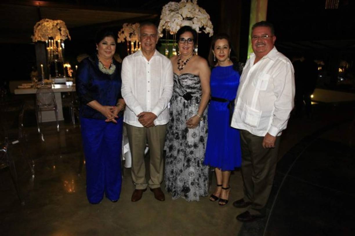 Rina y Mauricio Olivia, Inéz Zablah, Ana Corrales y Francisco Rodríguez.