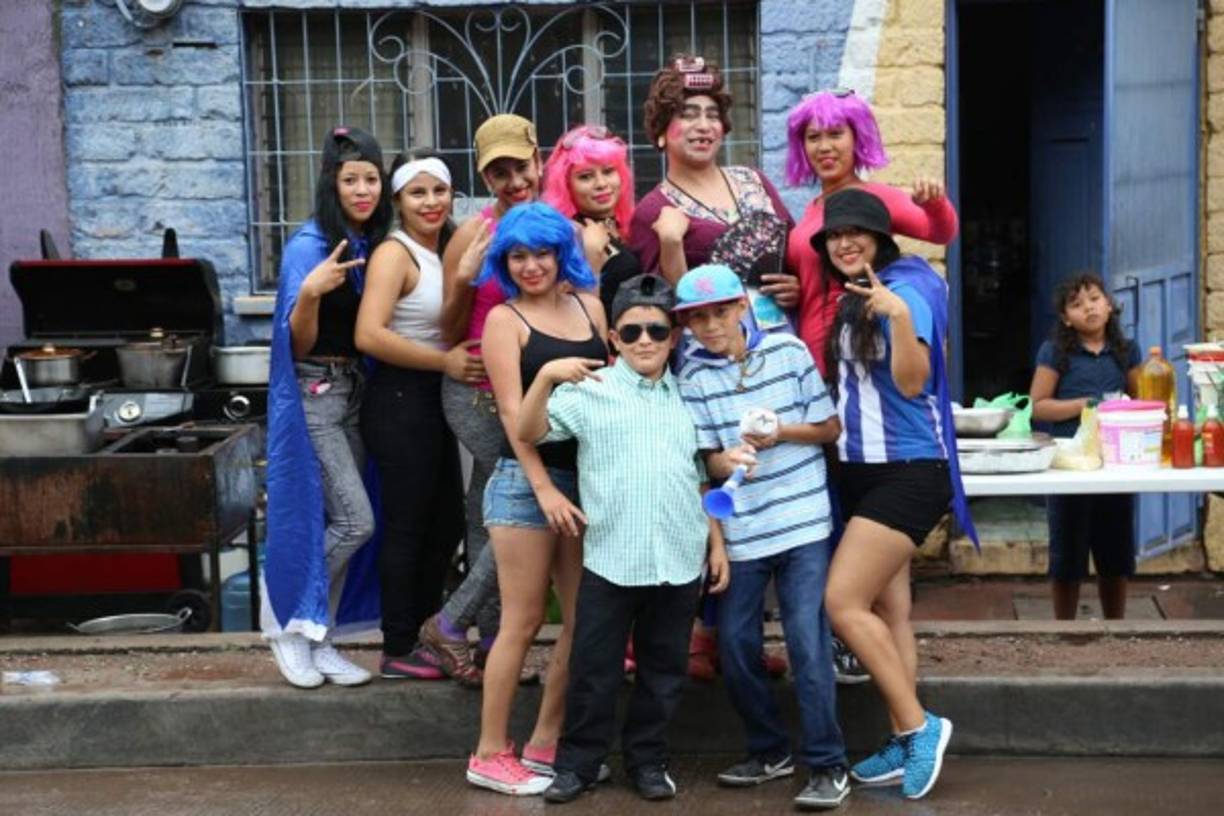 Los niños aprovecharon para tomarse fotos con los personajes de la televisión.