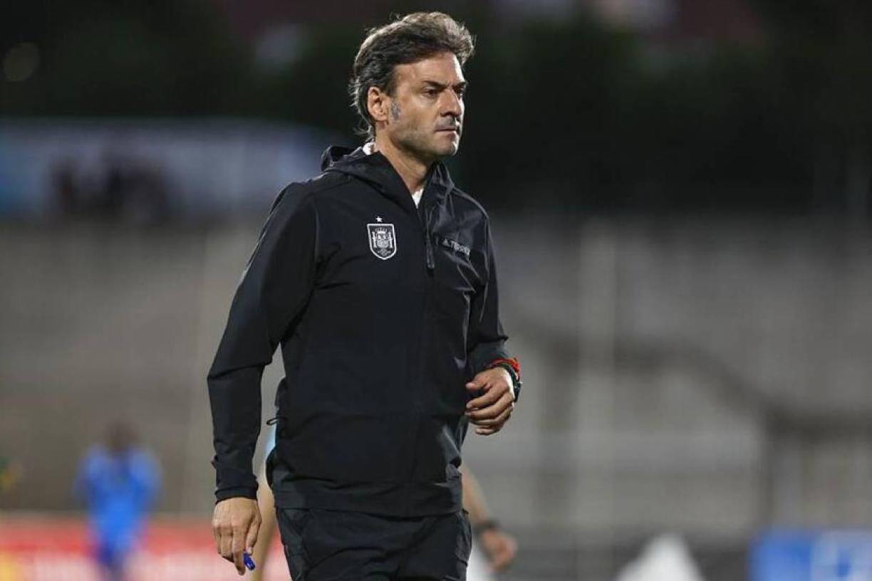 Santi Denia: El entrenador español fue ofrecido a la Fenafuth por un agente. El estratega recién comandó a La Roja al subcampeonato europeo Sub-21, en el pasado dirigió al combinado Sub-19 y 17.