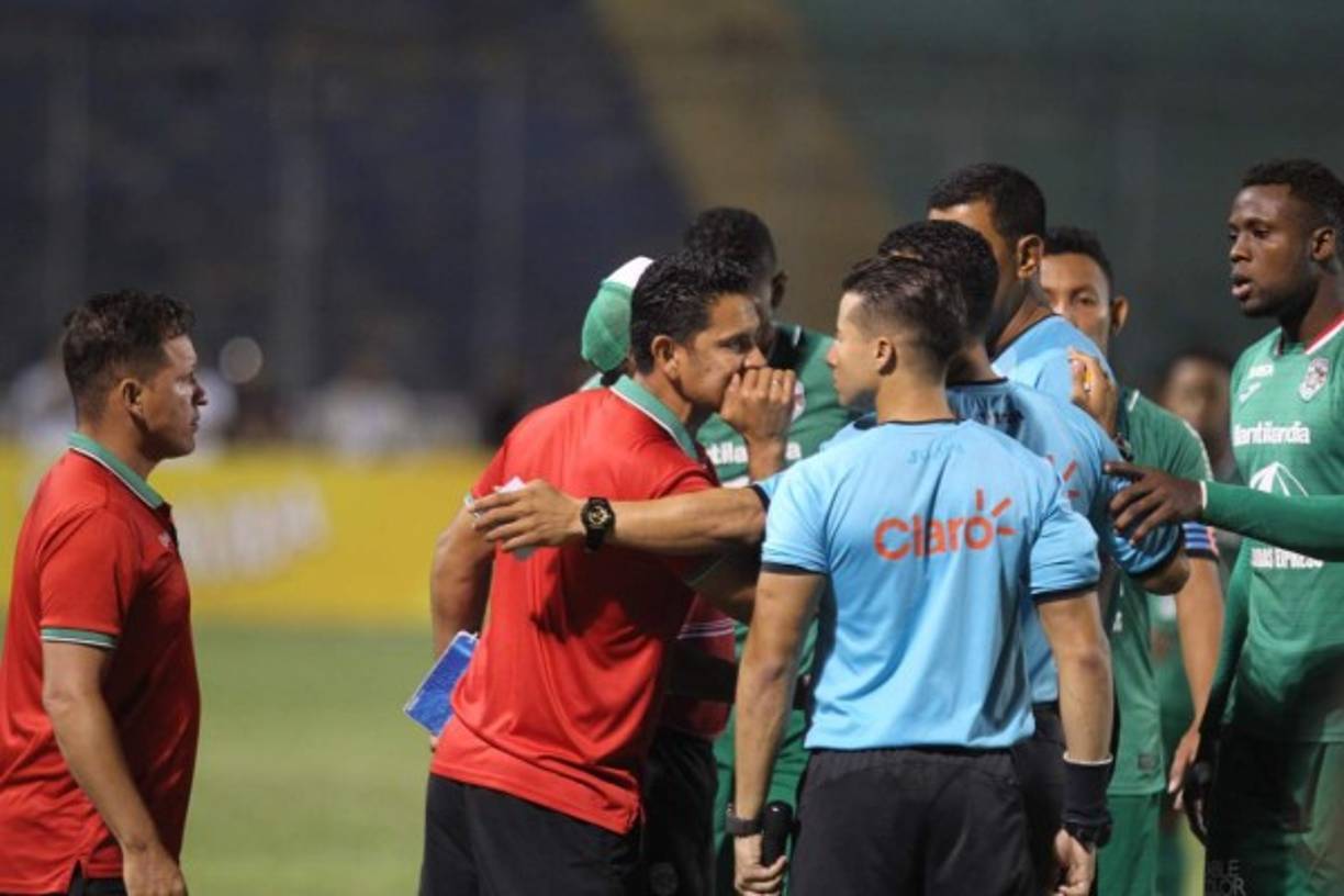 Víctor Coello, preparador de porteros del Marathón, también arremetió contra los árbitros.