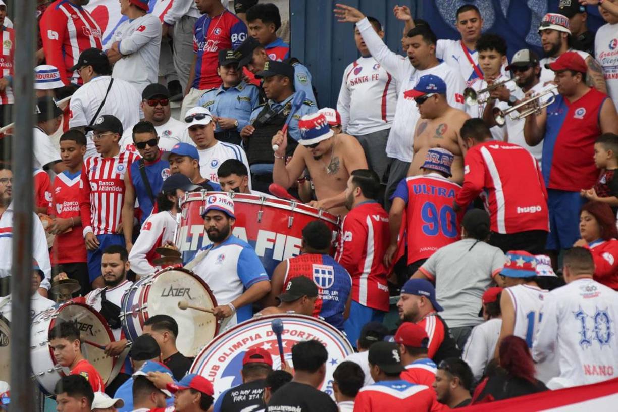 Una fiesta armó la Ultra Fiel en las gradas del estadio Nacional Chelato Uclés.