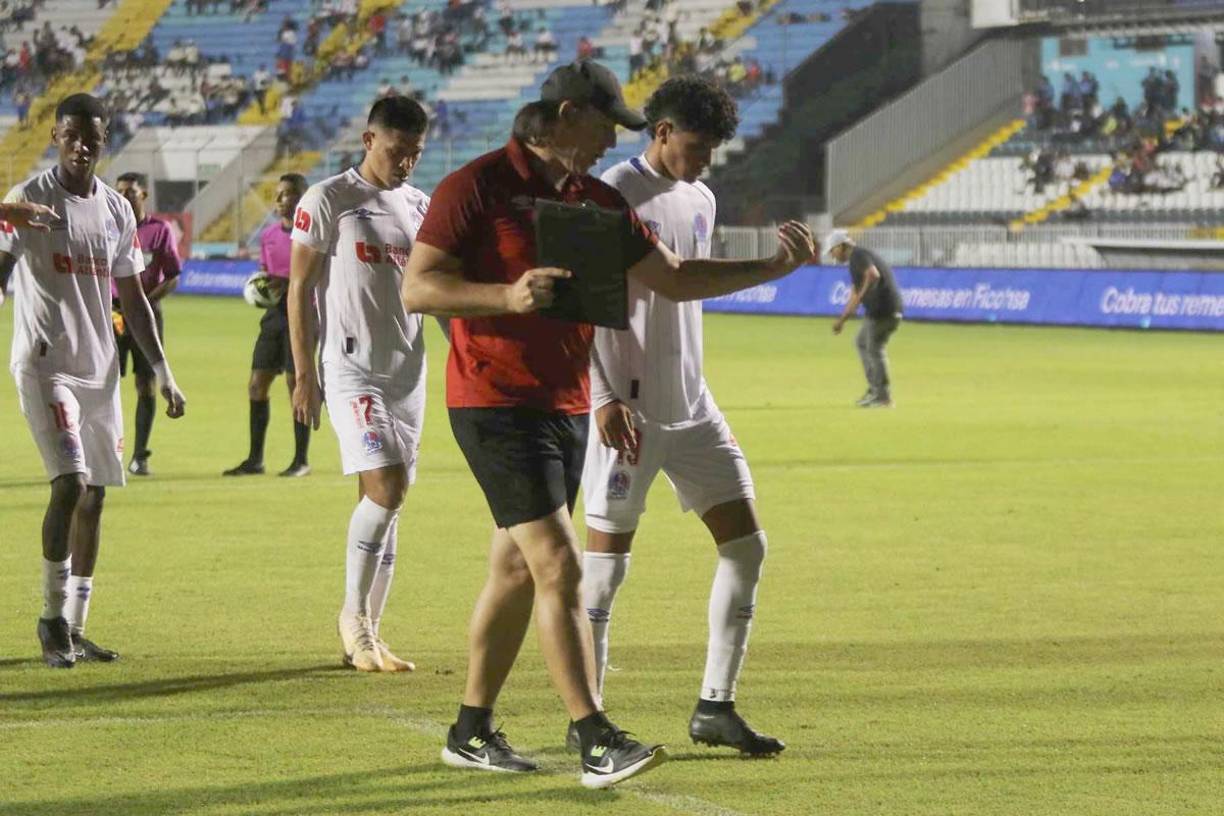 Gustavo Reggi, asistente técnico del Olimpia, platicando con David Herrera, quien debutó con la camiseta del Olimpia en la Liga Nacional de Honduras.