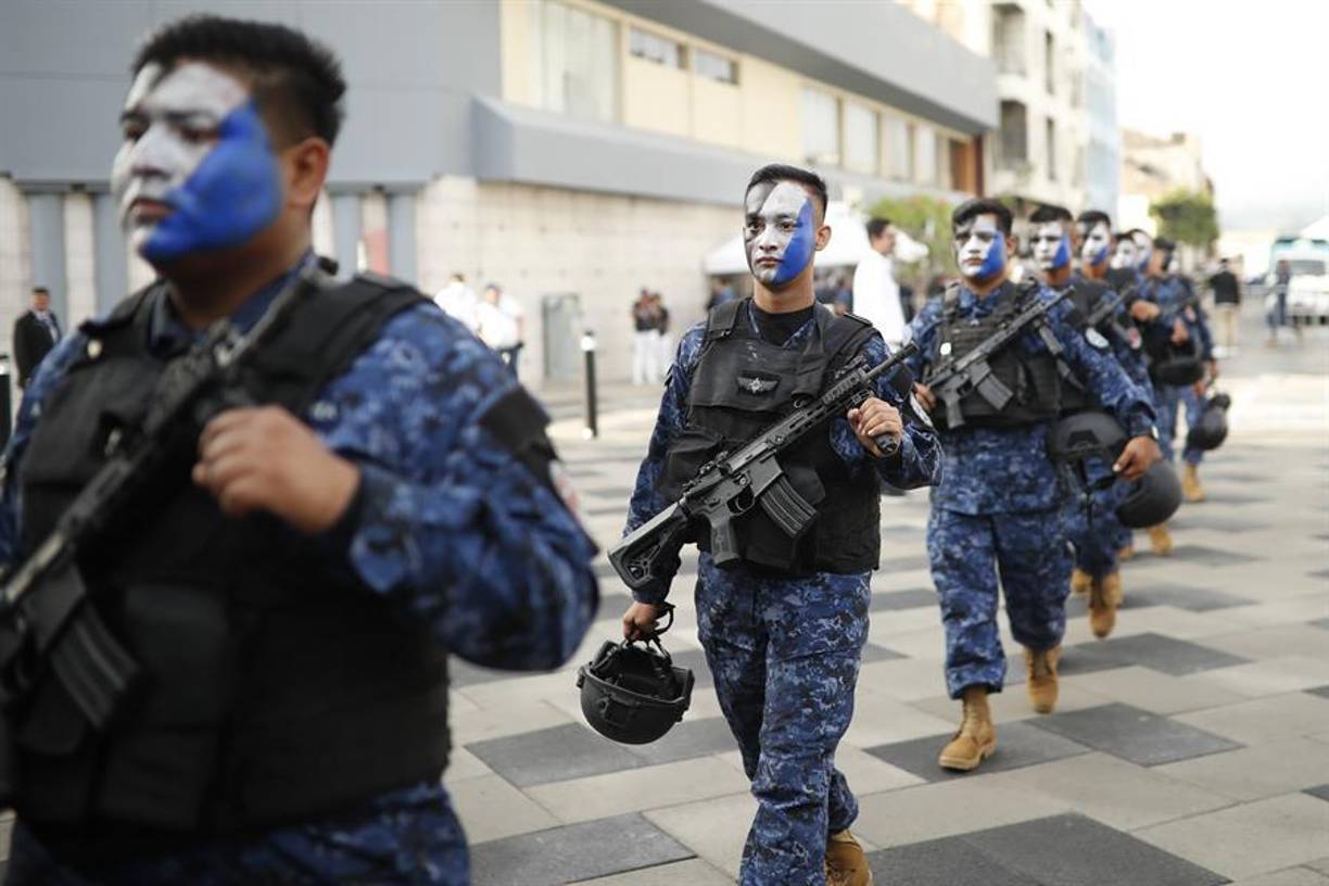 Cadetes salvadoreños se despliegan en la Plaza Gerardo Barrios para vigilar la ceremonia de investidura del presidente salvadoreño, Nayib Bukele, este sábado en San Salvador (El Salvador). 
