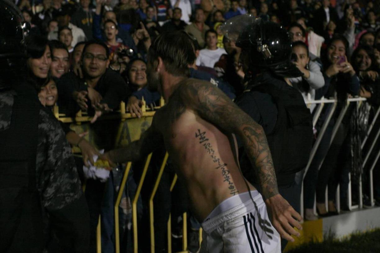 Esa chica vivió el momento más sublime de su vida cuando David Beckham le dio la camisa con la que había disputado el partido ante Motagua.