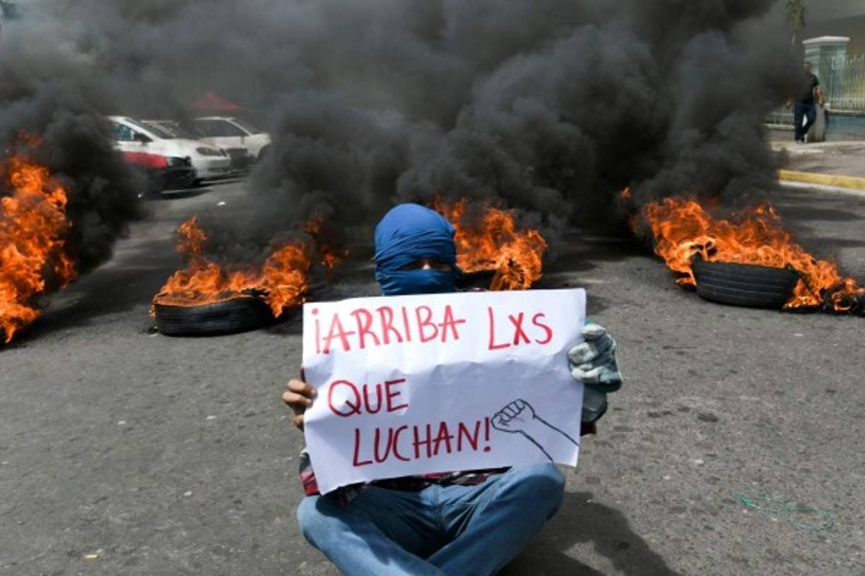Un cordón de policías antimotines interrumpió el paso a la manifestación.