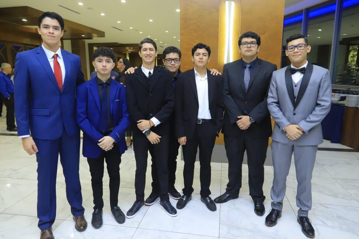 Una noche de ensueño vivieron este sábado los seniors de la Kiddy Kat &amp; Morazzanni, quienes junto a sus padres disfrutaron de su fiesta de graduación. El festejo tuvo como sede el Centro de Convenciones del Hotel Copantl, lugar predilecto para que más de 80 jóvenes desfilaran por la alfombra roja, bailaran el vals e hicieran el brindis en honor al esfuerzo de cada uno hasta lograr su objetivo.