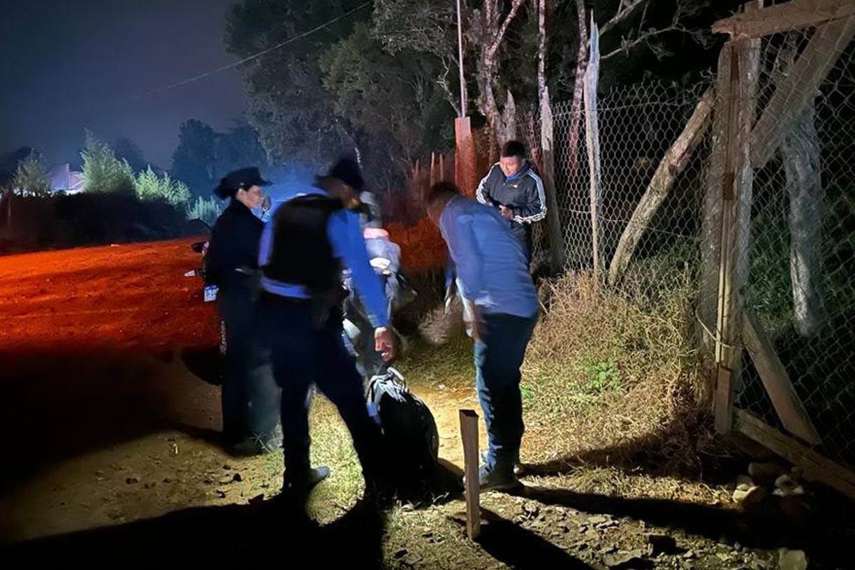 Gómez responsabilizó de la matanza a una tía de Gilberto Bautista, de 42 años, a la que no identificó, y señaló que la causa sería una “pelea por tierras”. ”Una tía de él (Gilberto) era su enemiga y lo había mandado a matar por unas tierras”, dijo la mujer con lágrimas en los ojos y la voz entrecortada.