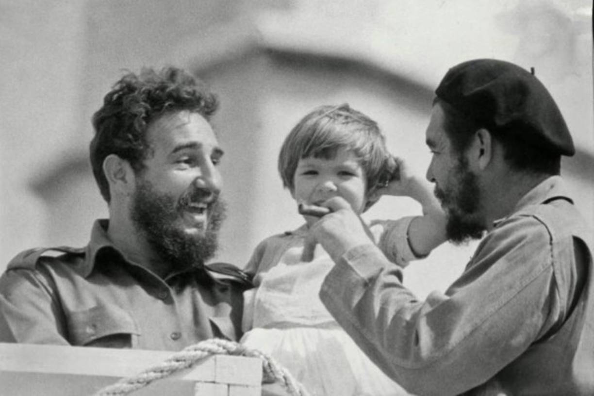 Castro con el Che y su hija Adelaida, la mayor de los 4 hijos del Che, tras el triunfo de la revolución.<br/>