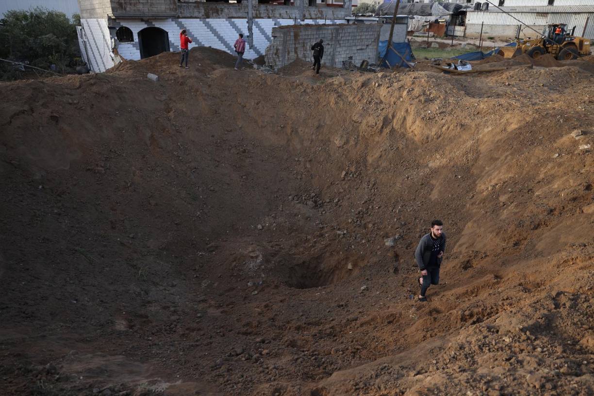 “Esta mañana, tras la continuación del lanzamiento de cohetes desde la Franja de Gaza hacia Israel, los tanques y aviones de las FDI atacaron puestos militares de la organización terrorista Hamás a lo largo de la frontera”, informó un portavoz.