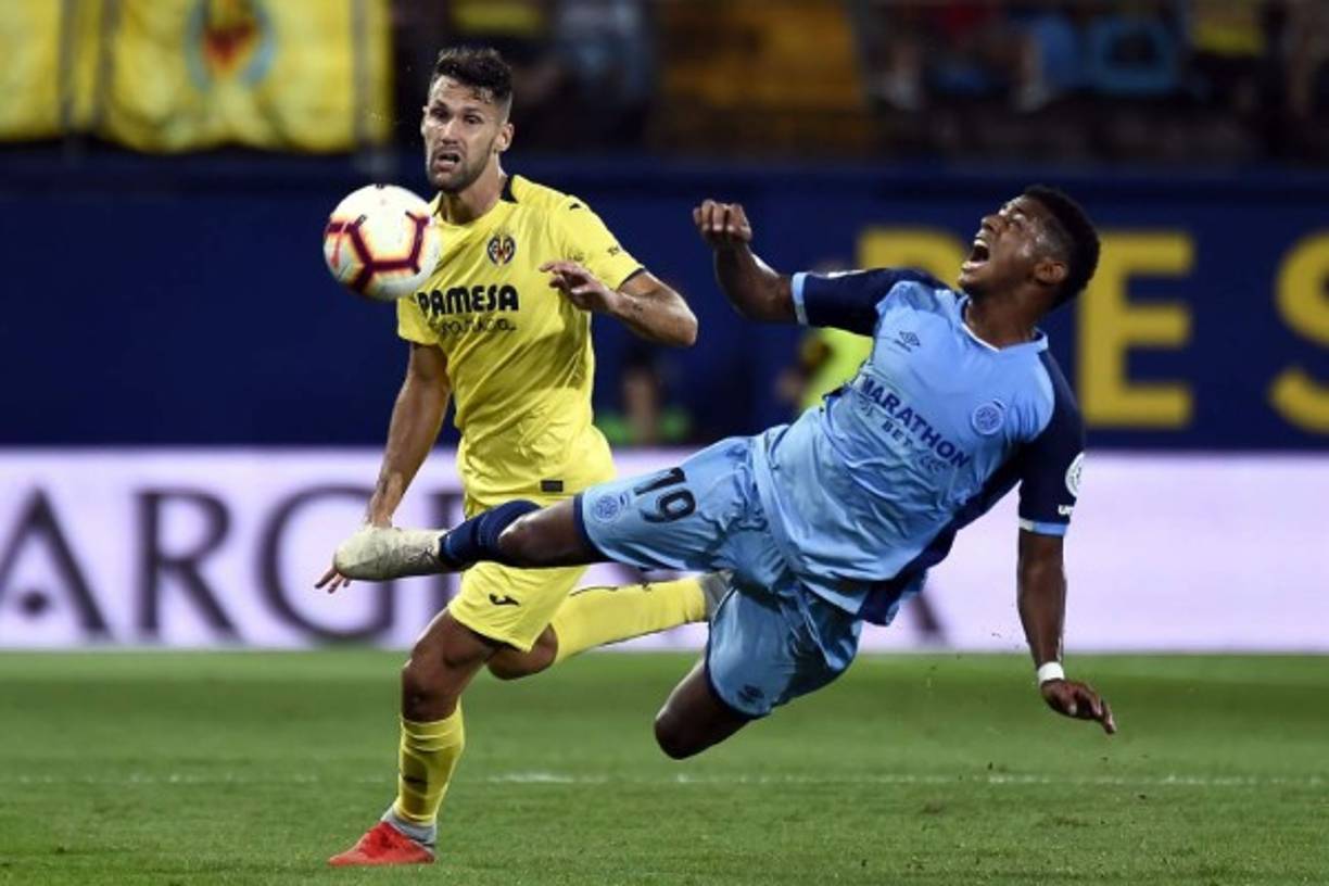 El atacante catracho Antony 'Choco' Lozano recibe una falta del extremo izquierdo Alfonso Pedraza del Villarreal.<br/>