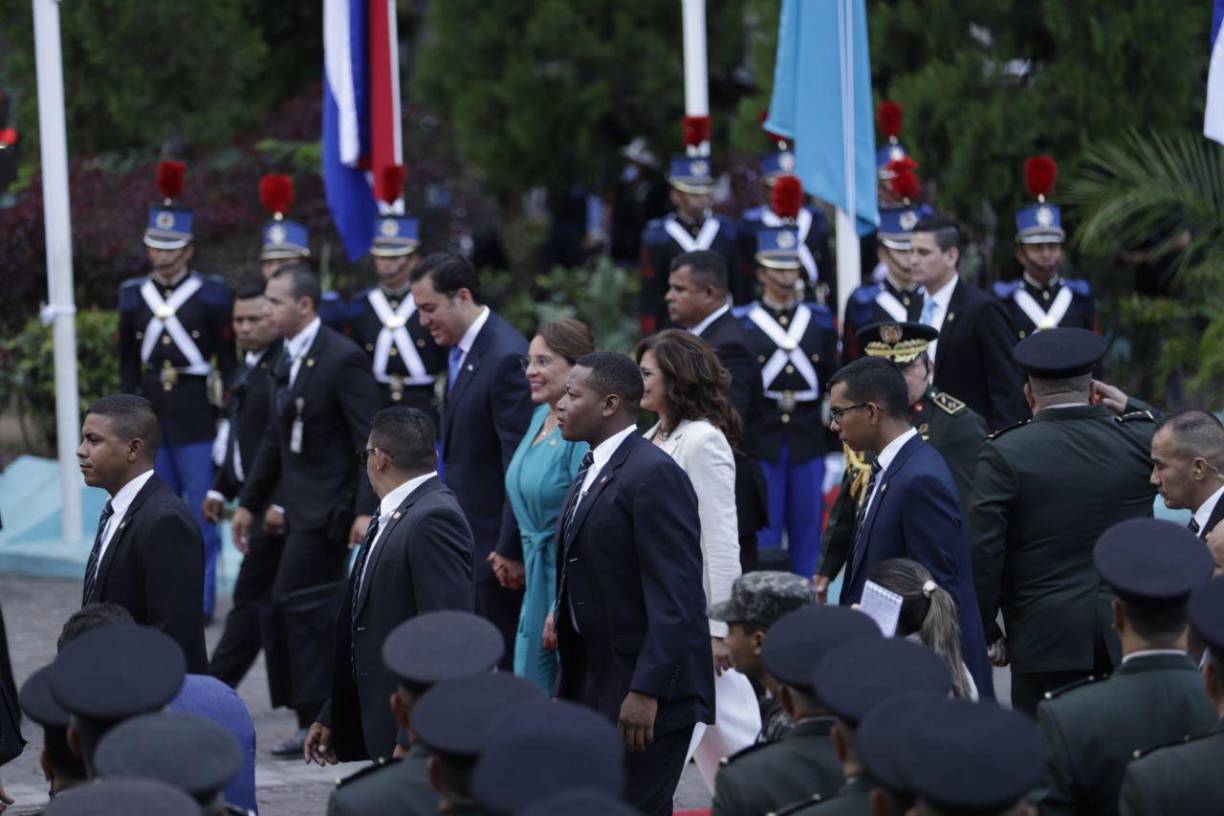 De manera simultánea, en otro extremo cercano, en el Monumento a la Paz, se izaba la bandera de Honduras y piezas de artillería disparaban, en una ceremonia militar, los primeros siete de 21 cañonazos, durante el día, recordando la independencia del 15 de septiembre de 1821.