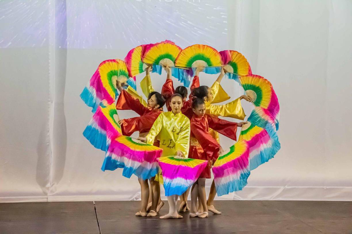 La Academia de danza Dance With Me brilló con sus coloridos trajes y su dinámica presentación.
