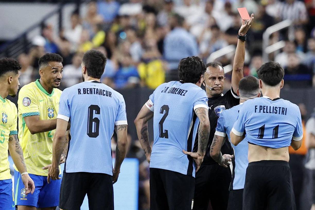 El árbitro fue a revisar la pantalla a pie de campo y cambió su decisión, le quitó la amarilla y le mostró roja directa a Nández.