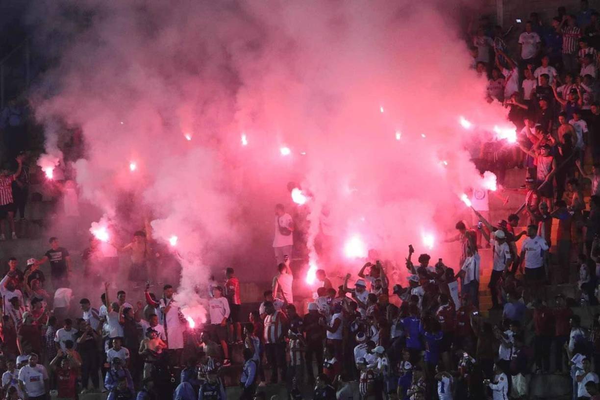 La Ultra Fiel encendió las luces rojas que decoraron el bonito ambiente en el Emilio Williams. Frenético partido entre Olimpia-UPN.