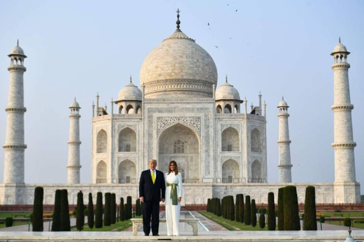 Donald y Melania Trump iniciaron una gira de dos días en la India con una visita histórica al Taj Mahal, el histórico monumento al amor en ese país asiático.