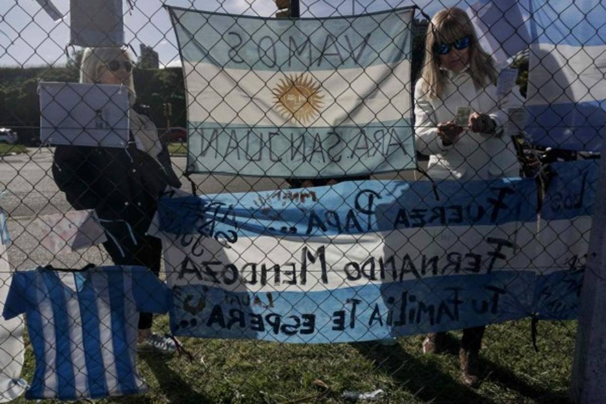 People walk by Central Park as workers set up a camp in front of Mount Sinai West Hospital on March 29, 2020 in New York City. - A senior US scientist issued a cautious prediction March 29, 2020 that the novel coronavirus could claim 100,000 to 200,000 lives in the United States. Dr. Anthony Fauci, who leads research into infectious diseases at the National Institutes of Health, told CNN that models predicting a million or more deaths were 'almost certainly off the chart.' (Photo by Kena Betancur / AFP)