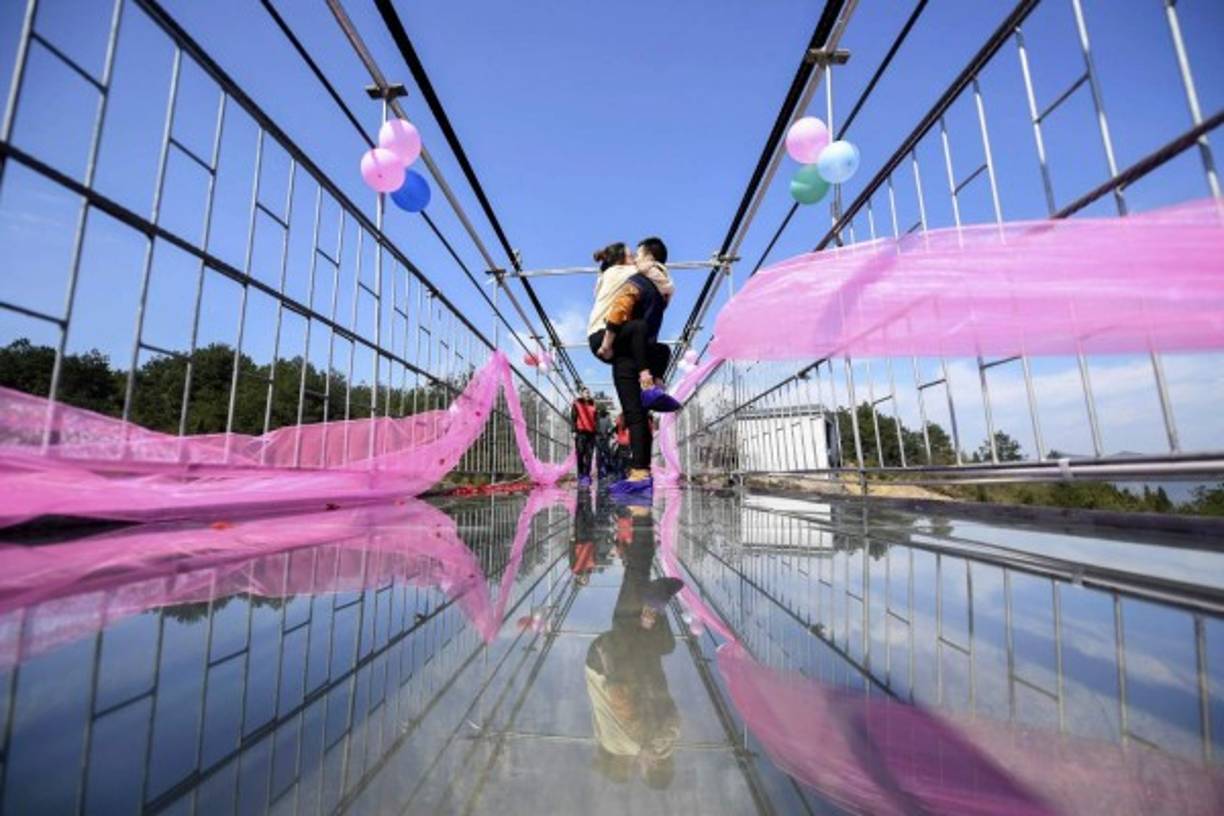 Millones de personas en todo el mundo celebran San Valentín para demostrar su amor, sin importar las fronteras. En China, esta pareja participa en un concurso de besos sobre un puente de vidrio.