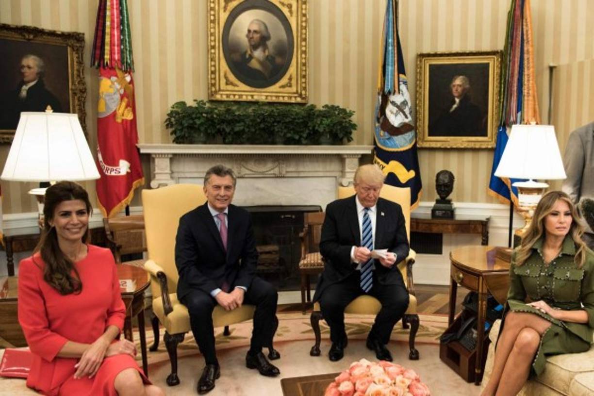 Las parejas presidenciales se reunieron en el salón oval donde sostuvieron una breve conferencia de prensa.