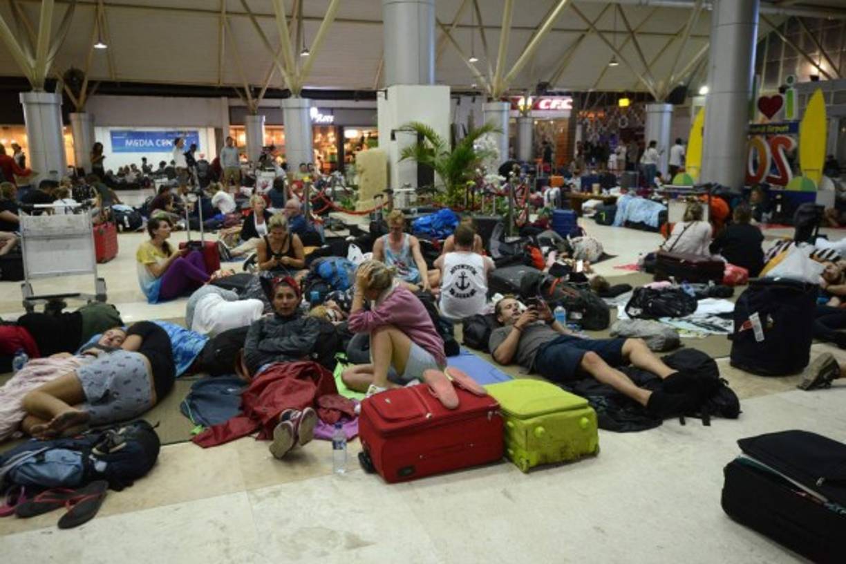 Decenas de turistas pasaron la noche en el aeropuerto internacional de Lombok, esperando tomar cualquier vuelo que saliera de Indonesia.