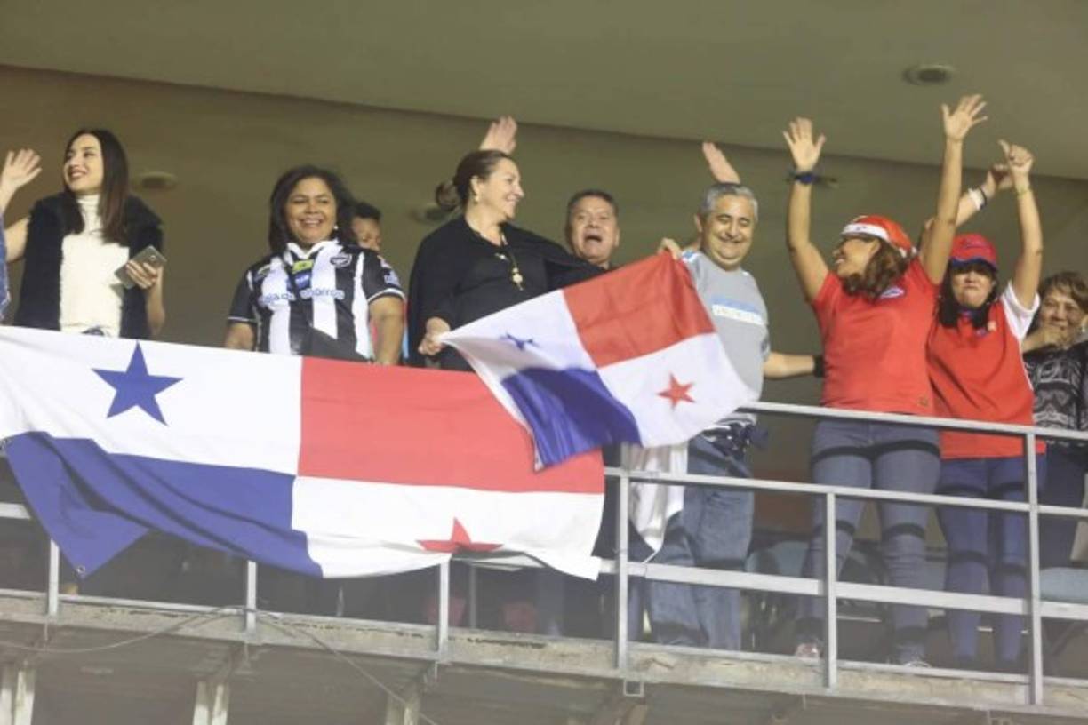 También asistieron aficionados panameños apoyando al Tauro FC.