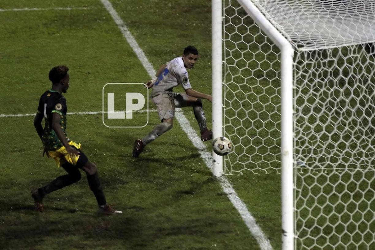 Así marcó Isaac Castillo el tercer gol de Honduras en el triunfo ante Jamaica.