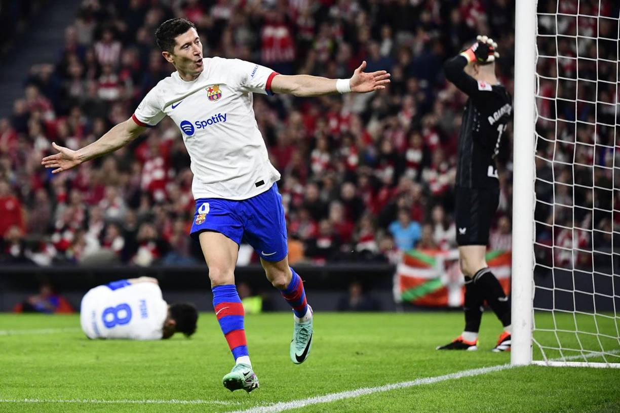 Robert Lewandowski festejando su gol que significó el empate 1-1 del Barcelona.