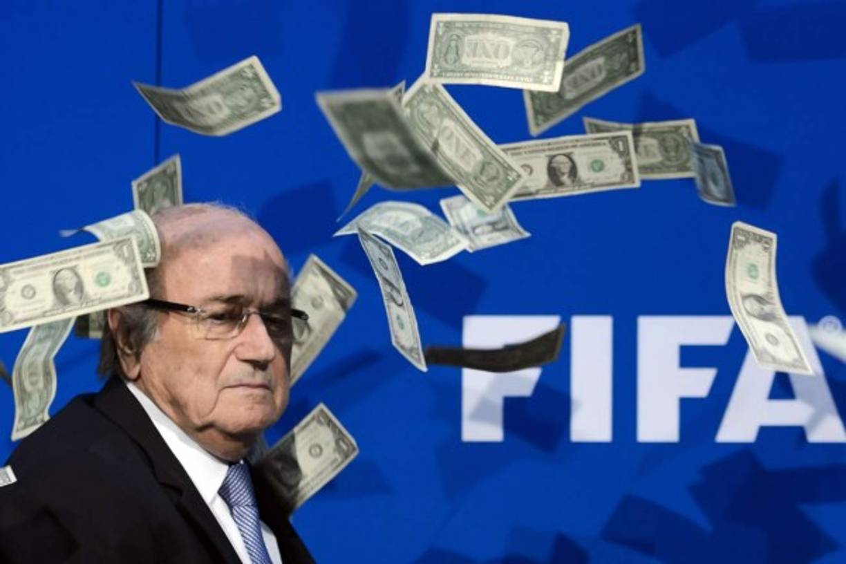Cuando Blatter volvió a la sala diez minutos más tarde se refirió a ello: 'Es una falta de educación', pidiendo disculpas a los periodistas por el retraso.
