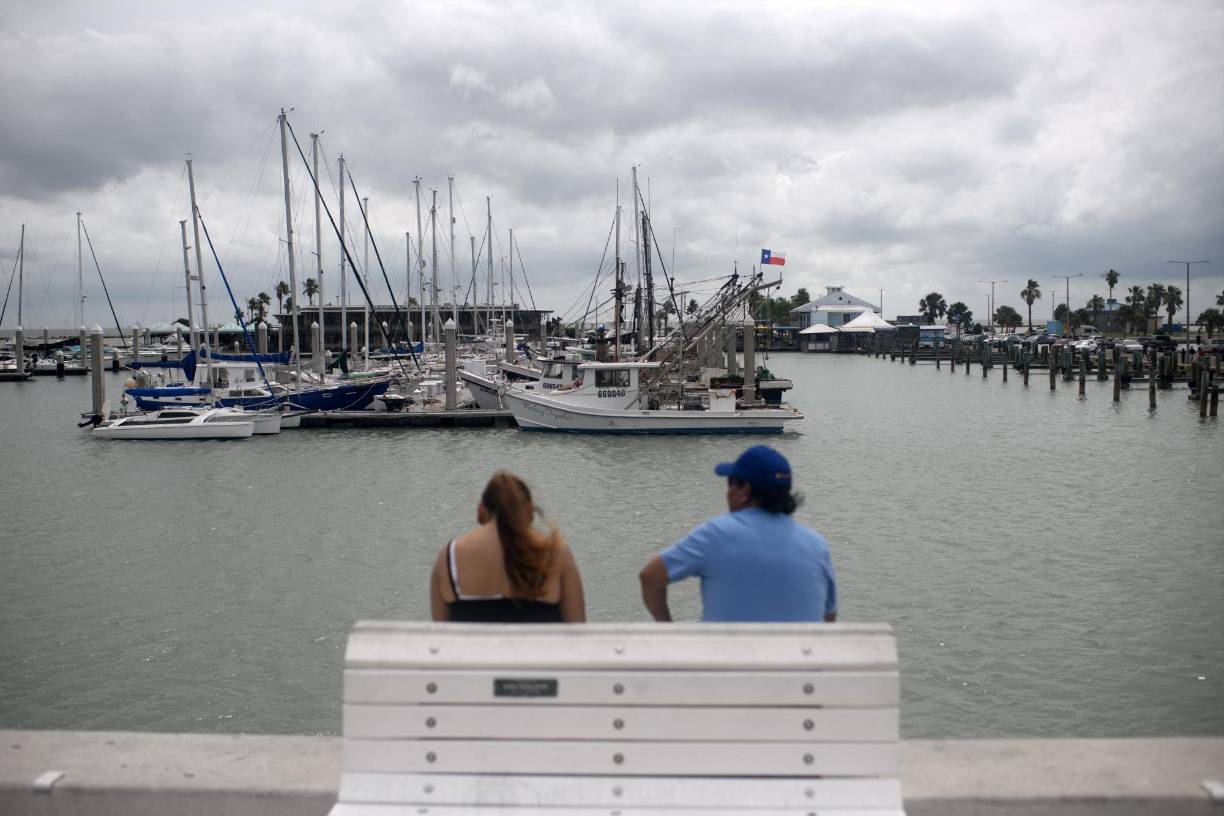 A medida que los vientos de <b>Beryl</b> se intensificaron, el gobernador interino, Dan Patrick, llamó a los tejanos a estar en alerta, escuchar a los funcionarios locales y abandonar la zona de peligro en lo posible.