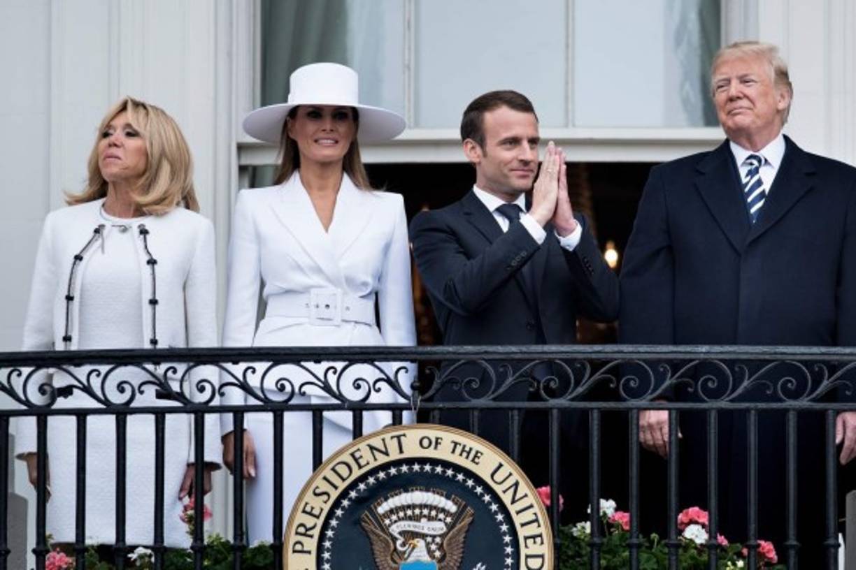 Melania Trump y Brigitte Macron también se vieron muy contentas y amistosas, aunque seguramente no trataron los mismos temas que sus esposos.