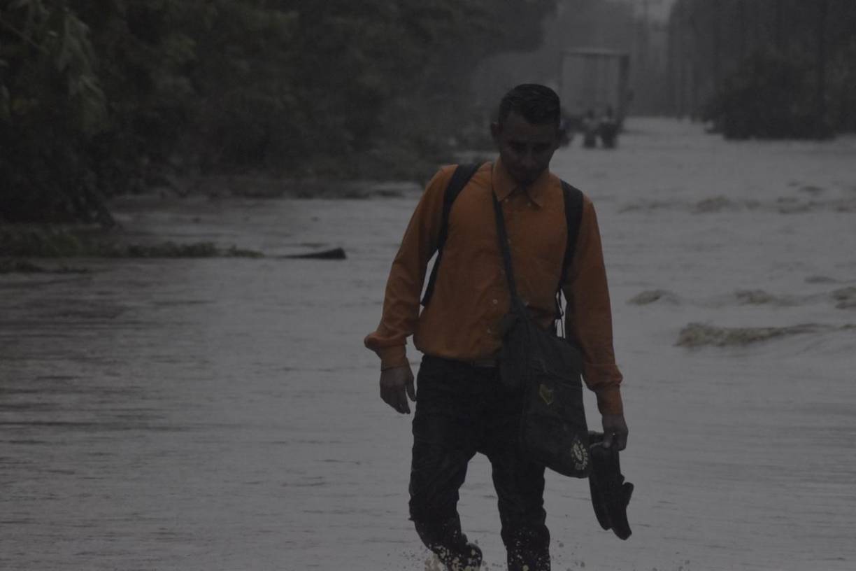 La tormenta Sara se localizaba este sábado en horas de la tarde a 175 kilómetros de Belice, se mueve a 5 kilómetros por hora con vientos sostenidos de 75 kilómetros por hora. 