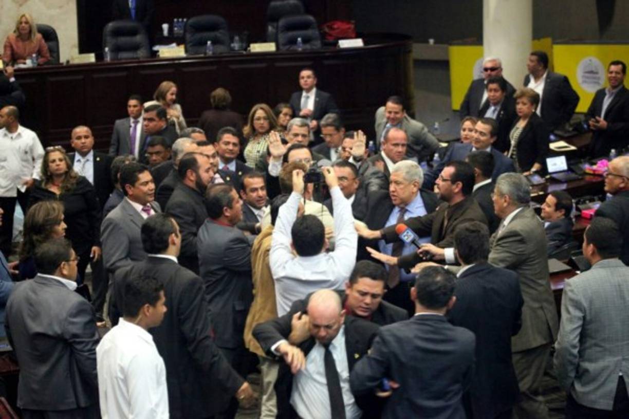 La discusión comenzó cuando las diputadas Doris Gutiérrez, Alejandra Mancías, y Walter Banegas se levantaron del escrutinio alegando la nulidad de un voto.