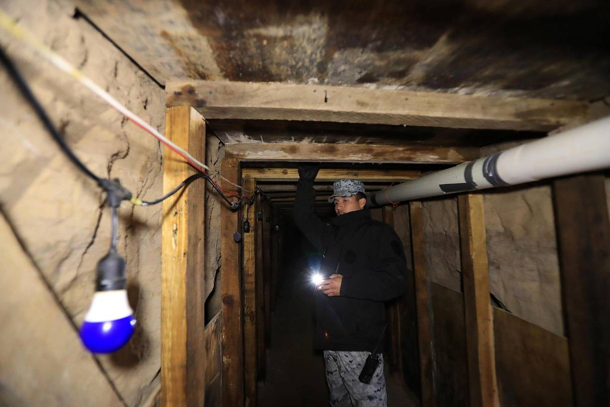 Mientras la Fiscalía General de la República (FGR) apenas asumió las investigaciones alrededor de este túnel clandestino, las autoridades ya apuntan a que este tipo de construcciones suelen ser empleadas por grupos delictivos para actividades como el tráfico de drogas, personas y mercancías ilegales y que estas operaciones podrían haberse dado hasta por dos años.