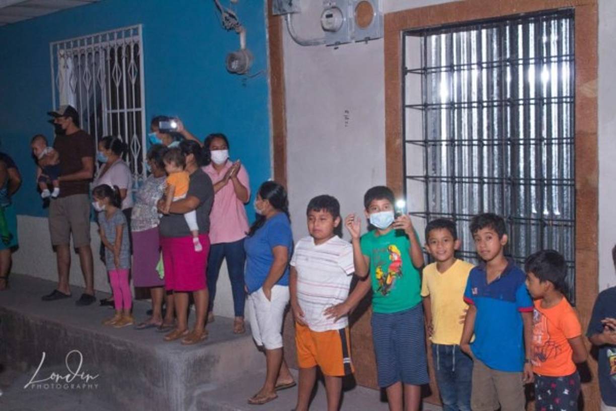 Muchos acompañaron la caravana en sus vehículos, motocicletas e incluso a pie.