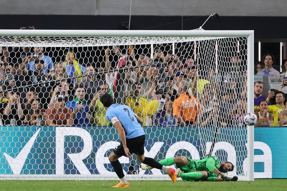 José María Giménez perdonó la primera bola de partido, Alisson paro su penal.